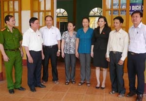 Các ĐBQH tỉnh trao đổi thông tin với cử tri huyện Lạc Sơn.