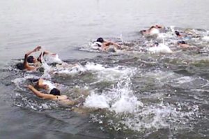 VĐV đồng đội nữ chính đua tài ở nội dung bơi vượt sông truyền thống