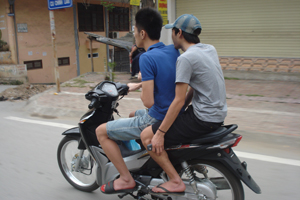 Vẫn còn người tham gia giao thông không đội mũ bảo hiểm, phóng nhanh khi điều khiển xe máy. (ảnh chụp tại đường Cù Chính Lan, địa phận phường Đồng Tiến (TPHB) ngày 25/4/2012).