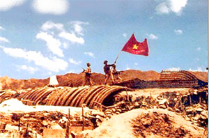 Sau 56 ngày đêm chiến đấu, ngày 7/5/1954, quân ta toàn thắng ở Điện Biên Phủ. Lá cờ quyết chiến, quyết thắng của Chủ tịch Hồ Chí Minh tặng các đơn vị tham gia Chiến dịch Điện Biên Phủ tung bay trên nóc hầm chỉ huy của địch.                                         
  ảnh: T.L
