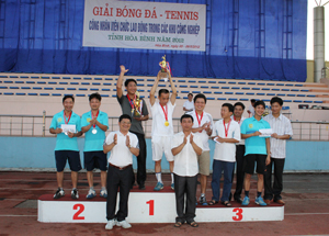 Ban tổ chức trao giải cho các đội tham dự môn Tennis.