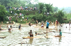 Phần thi đánh bắt cá tập thể tại Lễ hội đánh bắt cá suối tháng ba xã Lỗ Sơn (Tân Lạc).
