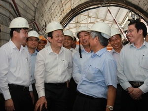 Chủ tịch nước Trương Tấn Sang nói chuyện với cán bộ, công nhân Công ty Than Khe Chàm tại khu vực hầm lò khai thác than.