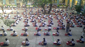 Hơn 500 học sinh Trường tiểu học Lương Thế Vinh làm bài thi tại sân trường.