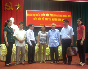 Các đại biểu QH của tỉnh trao đổi với cử tri huyện Tân Lạc.