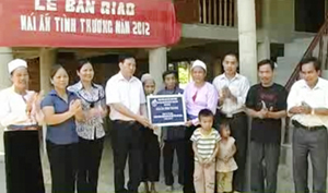 Lãnh đạo Hội LHPN, Ngân hàng CS-XH tỉnh bàn giao nhà “Mái ấm tình thương” cho gia đình chị Bùi Thị Hồng.
