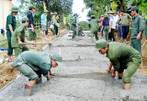 LLVT huyện tham gia giúp dân làm đường giao thông ở xóm Nội, xã Độc Lập (Kỳ Sơn).