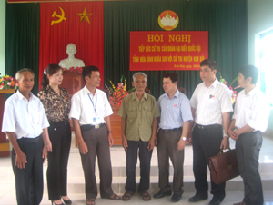 Các đại biểu Quốc hội tỉnh tiếp xúc cử tri huyện Kim Bôi.