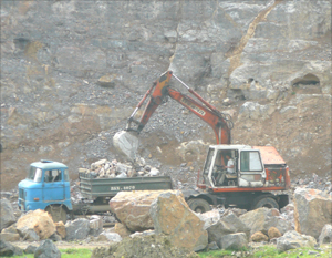 Điểm khai thác đá của Công ty CP Xi măng X18 tại xã  Ngọc Lương (Yên Thủy) xa KDC, việc khai thác đảm bảo an toàn về nổ mìn và môi trường.