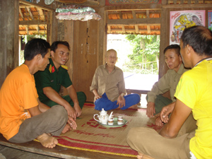 CB-CS LLVT huyện Kim Bôi trao đổi với nhân dân xóm Bãi Tam, xã Đú Sáng góp phần củng cố vững chắc mối quan hệ đoàn kết quân dân.