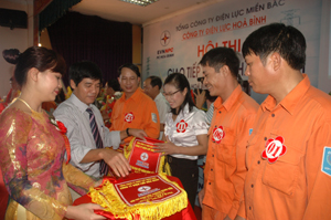 Đồng chí Hà Văn Dần, TUV, Bí thư Đảng ủy, Giám đốc Công ty Điện lực Hòa Bình trao cờ lưu niệm cho các đơn vị trong Hội thi giao tiếp khách hàng giỏi năm 2011.