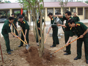 Ban CHQS TPHB quan tâm xây dựng môi trường cơ quan văn hóa xanh - sạch - đẹp. Ảnh: Lãnh đạo Bộ CHQS tỉnh và Ban CHQS TPHB trồng cây trong khuôn viên doanh trại của đơn vị.