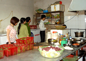 Đoàn kiểm tra liên ngành của UBND TP Hòa Bình kiểm tra tại Nhà hàng Tuyết Sơn tại tổ 5, phường Đồng Tiến.