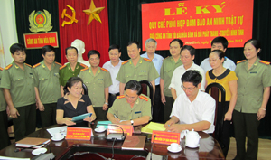 Lãnh đạo Công an tỉnh, Báo Hòa Bình và Đài PTTH tỉnh ký kết quy chế phối hợp.