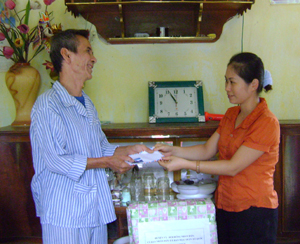 Các tổ chức, cá nhân đến thăm và tặng quà cho nạn nhân chất độc da cam/điôxin ở xã Cố Nghĩa (Lạc Thủy).