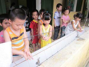 Các bé độ tuổi mẫu giáo trường mầm non xã Sủ Ngòi (thành phố Hòa Bình) rửa tay bằng xà phòng để phòng lây truyền bệnh tay - chân - miệng.