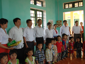 Đoàn công tác thăm, tìm hiểu tình hình và tặng quà trường mầm non, tiểu học xã Miền Đồi (Lạc Sơn).