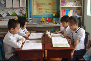 Giờ học môn tự nhiên - xã hội của lớp 2A1, trường tiểu học Hùng Sơn, thị trấn Lương Sơn.
