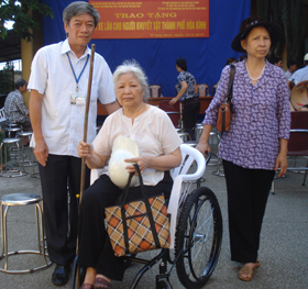 Lãnh đạo UBND TP Hòa Bình trao xe lăn cho người khuyết tật.