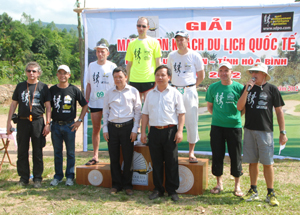 Lãnh đạo Sở Văn hoá, Thể thao và Du lịch và huyện Lương Sơn trao giải cho khách quốc tế đoạt giải.