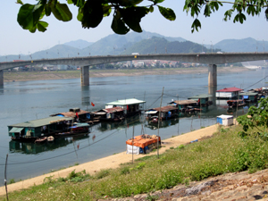 Gần 60 hộ gia đình xóm vạn chài thuộc tổ 4, phường Tân Thịnh (TPHB) quanh năm lênh đênh trên sông nước.