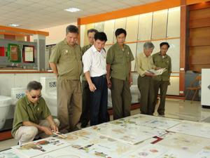 Cán bộ, hội viên Hội CCB TP. Hoà Bình thăm quan mô hình kinh doanh vật liệu xây dựng của CCB Hoàng Minh Giám, Hội CCB phường Tân Hoà.