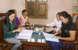 Cán bộ Hội LHPN tỉnh trao đổi thông tin, tuyên truyền phổ biến giáo dục pháp luật đến các hội viên phụ nữ xã Thống Nhất (TPHB). Ảnh: T.H