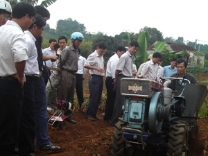 Sau học nghề, đối tượng học nghề xã Quy Hậu  (Tân Lạc) vận dụng kiến thức sửa chữa nông cụ cho nông dân.