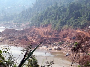 Tình trạng khai thác vàng đang tàn phá sông Đà. (Nguồn: baolaichau.vn)