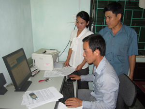 Cán bộ xã Tu Lý (Đà Bắc) ứng dụng công nghệ thông tin phục vụ công việc chuyên môn.