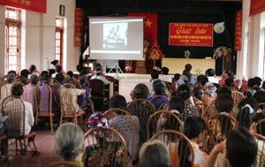 Trên 100 hội viên phụ nữ thị trấn Kỳ Sơn xem phim tư liệu “Hồ Chí Minh chân dung một con người”.