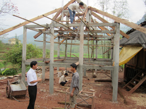 Đời sống được nâng lên, nhiều hộ dân xã Yên Thượng (Cao Phong) đầu tư dựng lại nhà sàn mới để cải thiện cuộc sống.