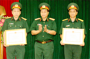 Thay  mặt BTC hội thi “Xây dựng và quản lý doanh trại chính quy- xanh-sạch-đẹp”, thiếu tướng Bùi Đình Phái, Chỉ huy trưởng Bộ CHQS tỉnh trao giải nhất toàn diện cho Ban CHQS huyện Mai Châu và TPHB.