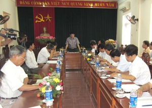 Đồng chí Nguyễn Văn Dũng, Phó Chủ tịch UBND tỉnh phát biểu kết luận buổi làm việc với lãnh đạo huyện Lạc Thủy về thực hiện QCDC ở cơ sở.