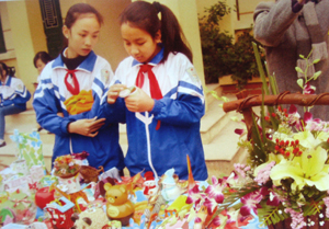 Hội chợ chia sẻ đồ dùng, đồ chơi được Liên đội trường THCS Lê Quý Đôn (TPHB) tổ chức vào dịp 26/3, góp phần giáo dục tinh thần “tương thân, tương ái” trong mỗi học sinh.