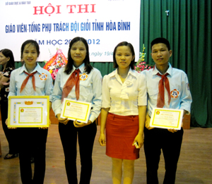 Giáo viên TPT Đội giỏi huyện Lạc Thủy tại hội thi giáo viên TPT đội giỏi tỉnh Hòa Bình năm 2012.