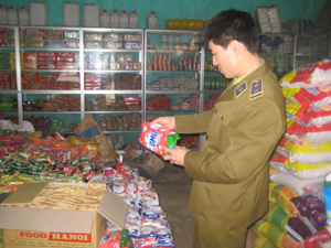 Cán bộ QLTT huyện Tân Lạc kiểm tra chất lượng hàng hóa tại các cửa hàng kinh doanh khu vực chợ Phú Cường.