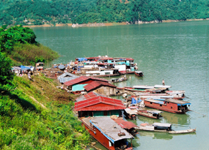 Phiên chợ Hạt, xã Yên Hòa (Đà Bắc) tấp nập cảnh trên bến, dưới thuyền.