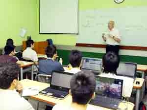 Nếu không sang Philippines, sinh viên FPT có thể học tại Việt Nam theo giáo trình SUMMIT 2.