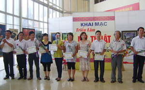 Ban tổ chức trao giấy khen cho các tác giả có tác phẩm đoạt giải.