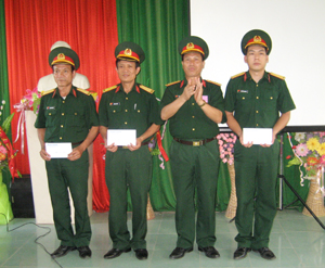 BTC trao giải cho các cán bộ, giáo viên dạy giỏi trường Quân sự tỉnh năm 2012.