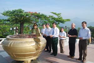 Đồng chí Hoàng Việt Cường, Bí thư Tỉnh ủy và các đồng chí lãnh đạo tỉnh dâng hoa và thắp hương tại Tượng đài Bác Hồ.