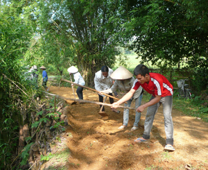 Nhân dân xóm Quốc, xã Phú Minh (Kỳ Sơn) đóng góp ngày công san mặt bằng làm đường bê tông xóm trong đợt huấn luyện, diễn tập.