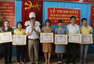 Đồng chí Hoàng Thanh Mịch, Trưởng Ban Tuyên giáo Tỉnh ủy trao giải cho các tác giả, tác phẩm báo chí đoạt giải.