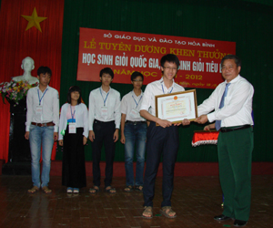 Đồng chí Hoàng Việt Cường, Bí thư Tỉnh uỷ trao bằng khen của UBND tỉnh cho học sinh đoạt giải nhì học sinh giỏi quốc gia năm học 2011-2012.

