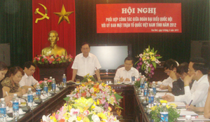 Đồng chí Bùi Văn Tỉnh, UV T.ư Đảng, Chủ tịch UBND tỉnh, Trưởng đoàn ĐBQH tỉnh chủ trì hội nghị.