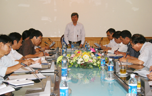 Đồng chí Trần Đăng Ninh, Phó Chỉ tịch UBND tỉnh, Trưởng Ban chỉ đạo Tổng điều tra cơ sở kinh tế, hành chính, sự nghiệp năm 2012 tỉnh chủ trì hội nghị.