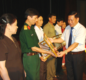 Đồng chí Hoàng Việt Cường, Bí thư Tỉnh ủy trao bằng khen cho các tổ chức cơ sở Đảng và đảng viên được Tỉnh ủy tặng bằng khen trong dịp tổng kết công tác xây dựng Đảng năm 2012