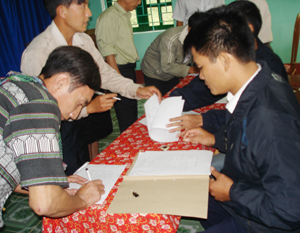 Lực lượng chức năng tổ chức cho người dân ở 2 xã Hang Kia, Pà cò (Mai Châu) ký cam kết không sử dụng, mua bán, vận chuyển trái phép chất ma tuý.