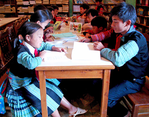 Số trẻ em, nhất là trẻ em gái trong độ tuổi ở bậc tiểu học được huy động đến lớp đạt 100% ở 2 xã người Mông Hang Kia, Pà Cò (Mai Châu).  Ảnh: Các em học sinh trường PTDTNT xã Hang Kia, Pà Cò nghiên cứu sách, vở trong giờ tự quản.